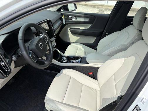 2026 Volvo XC40 B5 Ultra