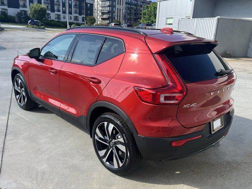 2025 Volvo XC40 B5 Ultra Dark Theme