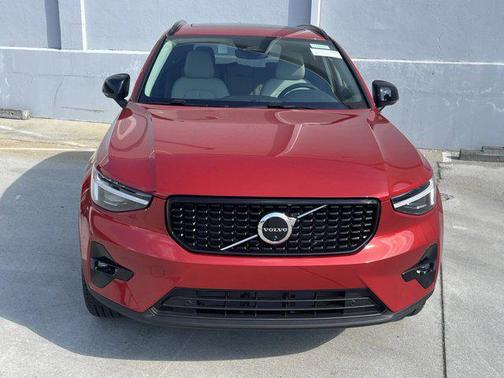2025 Volvo XC40 B5 Ultra Dark Theme