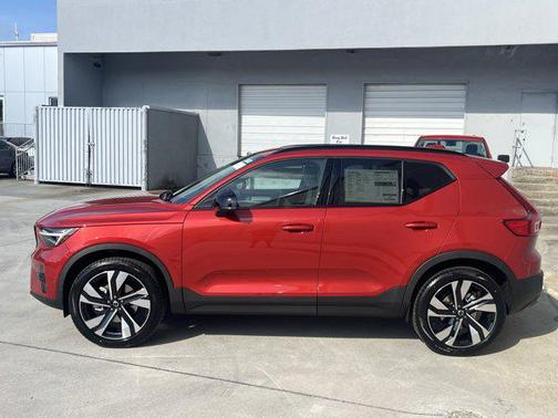 2025 Volvo XC40 B5 Ultra Dark Theme
