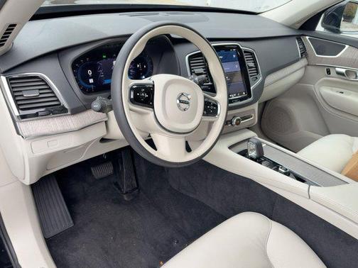 2024 Volvo XC90 B5 Plus Bright Theme