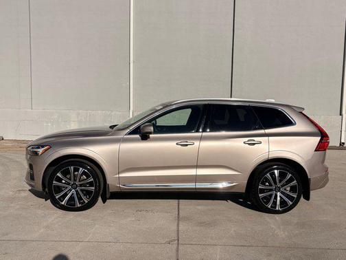 2023 Volvo XC60 B5 Ultimate Bright Theme