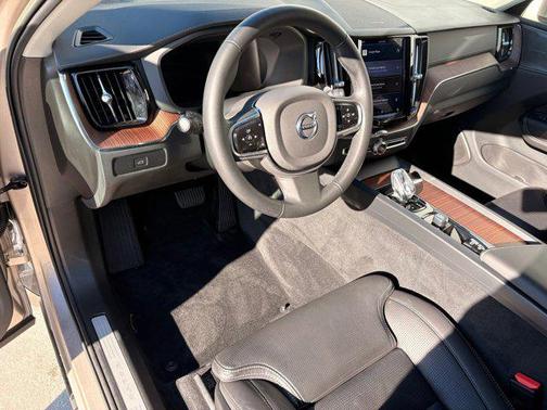 2023 Volvo XC60 B5 Ultimate Bright Theme