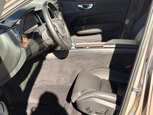 2023 Volvo XC60 B5 Ultimate Bright Theme