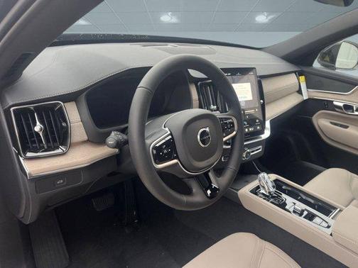 2025 Volvo XC90 B6 Core