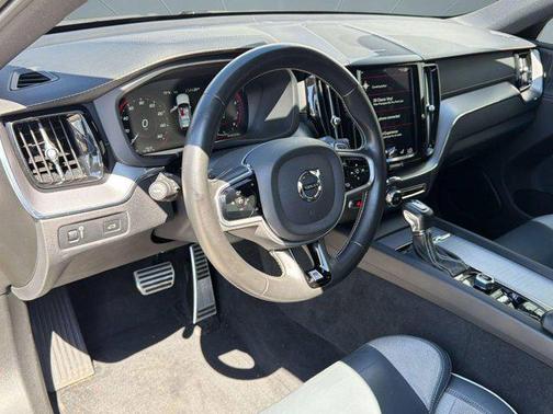 Crystal White Metallic 2020 Volvo XC60 T5 R-Design