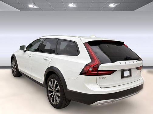 2025 Volvo V90 Cross Country B6 Plus