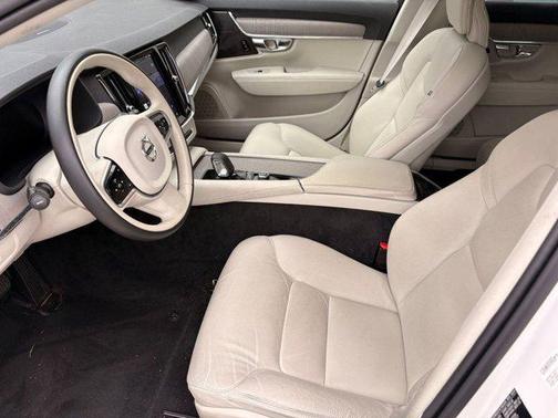 2025 Volvo V90 Cross Country B6 Plus