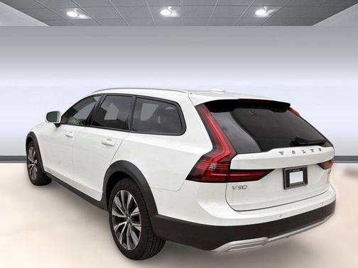 2025 Volvo V90 Cross Country B6 Plus