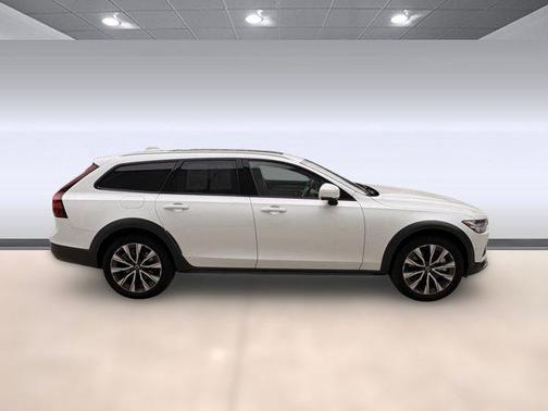 2025 Volvo V90 Cross Country B6 Plus