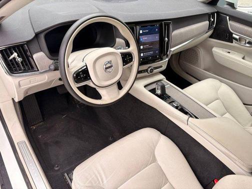 2025 Volvo V90 Cross Country B6 Plus