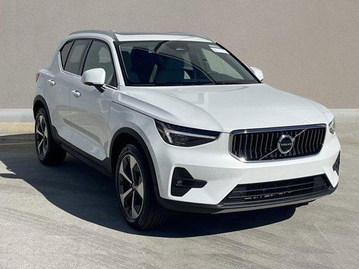 2025 Volvo XC40 B5 Plus Bright Theme