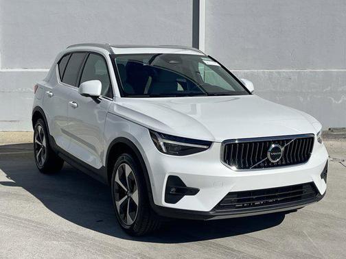 2025 Volvo XC40 B5 Plus Bright Theme