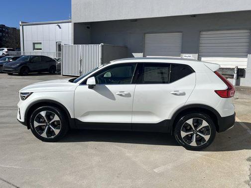 2025 Volvo XC40 B5 Plus Bright Theme
