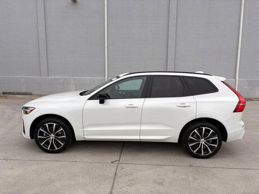 2023 Volvo XC60 Plus Dark Theme