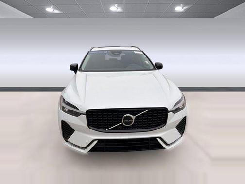 2023 Volvo XC60 Plus Dark Theme