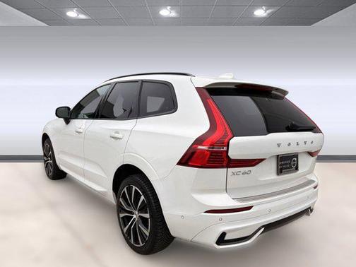 2023 Volvo XC60 Plus Dark Theme