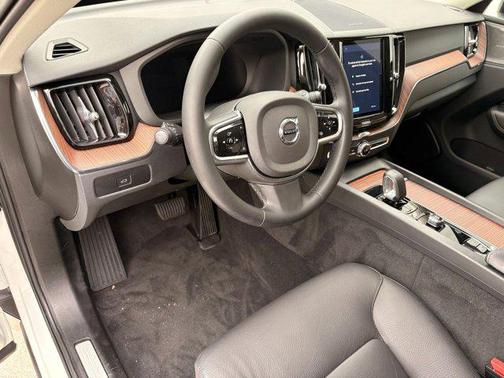 2023 Volvo XC60 Plus Dark Theme