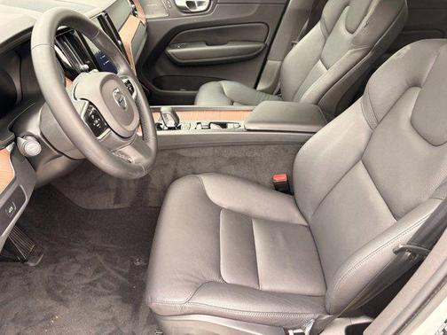 2023 Volvo XC60 Plus Dark Theme