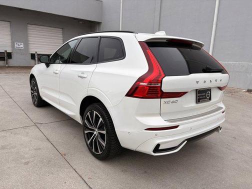 2023 Volvo XC60 Plus Dark Theme