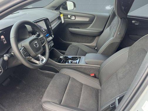 2026 Volvo XC40 B5 Ultra Black Edition