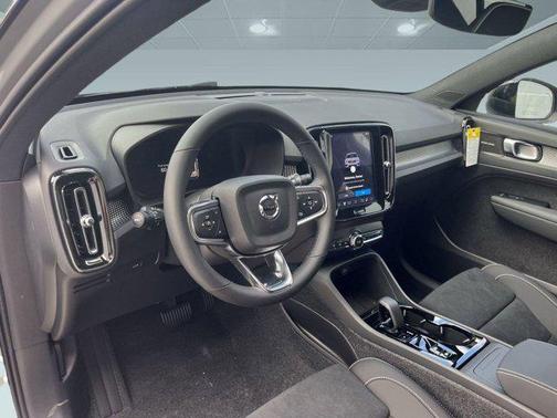 2026 Volvo XC40 B5 Ultra Black Edition