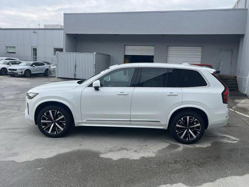 2025 Volvo XC90 B5 Core