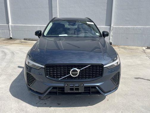 2023 Volvo XC60 B5 Plus Dark Theme