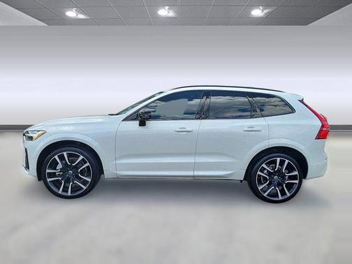 2024 Volvo XC60 B5 Ultimate Dark Theme