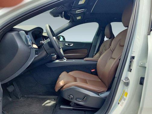 2024 Volvo XC60 B5 Ultimate Dark Theme