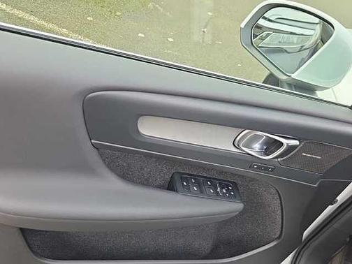 2025 Volvo XC40 Plus