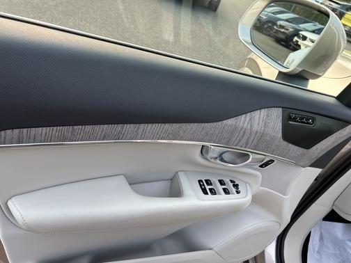2024 Volvo XC90 Recharge Plug-In Hybrid T8 Plus Bright Theme 7 Passenger