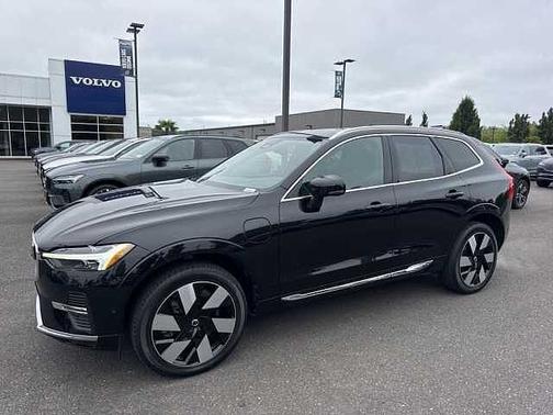 Onyx Black 2023 Volvo XC60 Plus