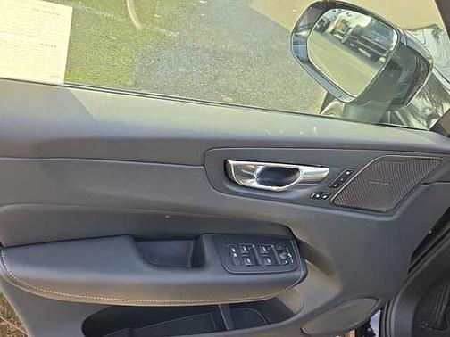 2023 Volvo XC60 B5 Ultimate Dark Theme