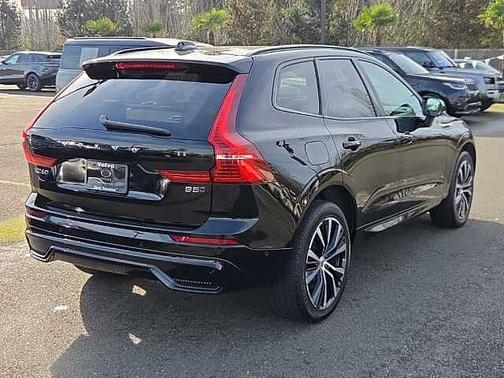 2023 Volvo XC60 B5 Ultimate Dark Theme