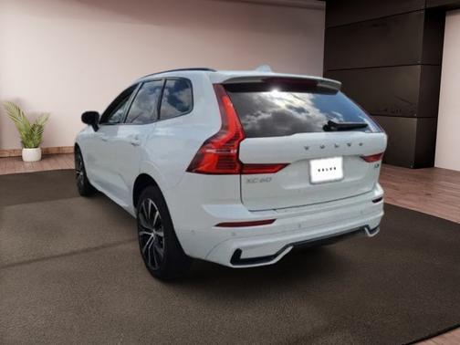 2023 Volvo XC60 B5 Plus Dark Theme