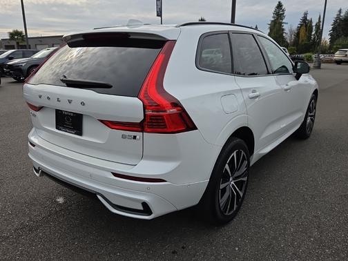 2023 Volvo XC60 B5 Plus Dark Theme