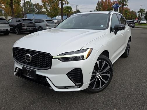 2023 Volvo XC60 B5 Plus Dark Theme