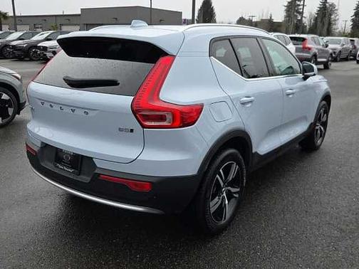 2025 Volvo XC40 Core