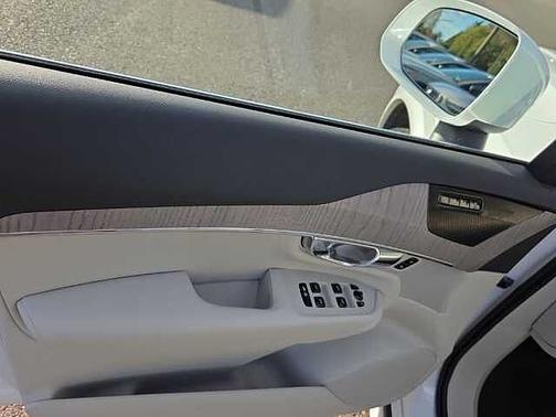 2023 Volvo XC90 Plus