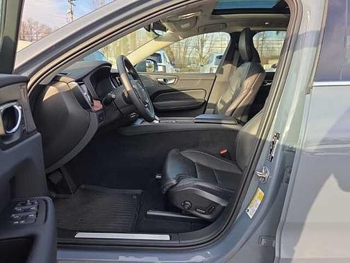 2023 Volvo XC60 B5 Ultimate Bright Theme