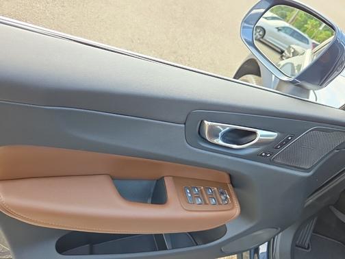 2023 Volvo XC60 Recharge Plug-In Hybrid T8 Plus Bright Theme
