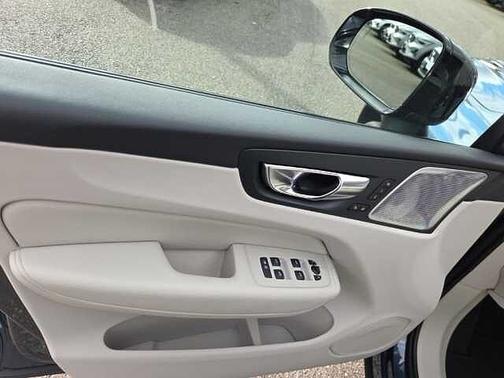 2023 Volvo XC60 B5 Ultimate Dark Theme