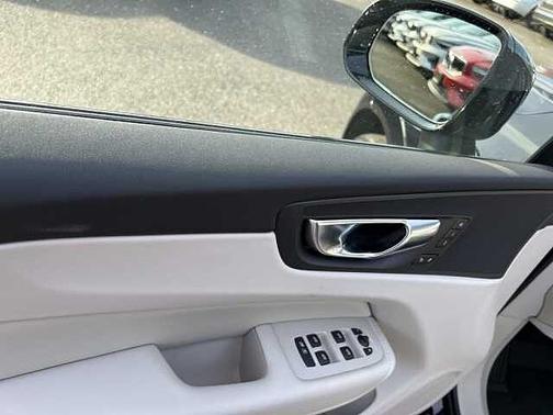 Onyx Black 2025 Volvo XC60 Plus