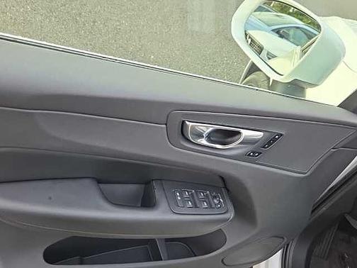 2023 Volvo XC60 Plus