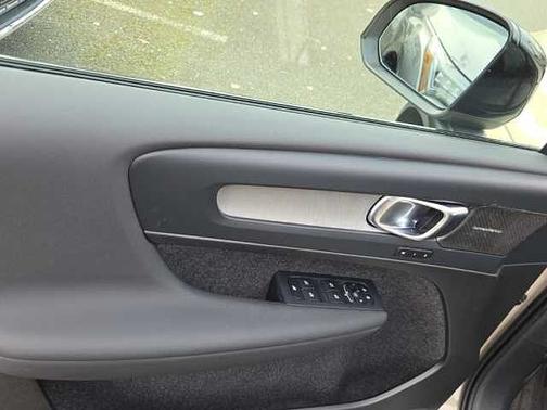 2025 Volvo XC40 Plus