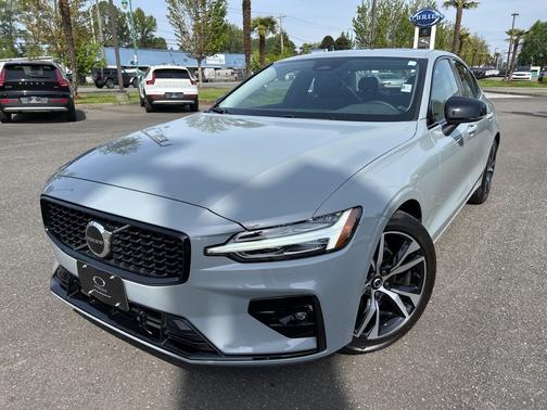2024 Volvo S60 B5 Core Dark Theme