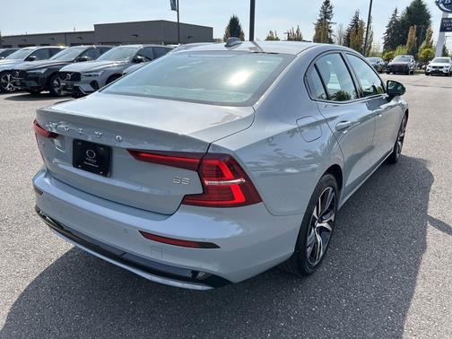 2024 Volvo S60 B5 Core Dark Theme