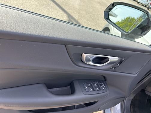 2024 Volvo S60 B5 Core Dark Theme