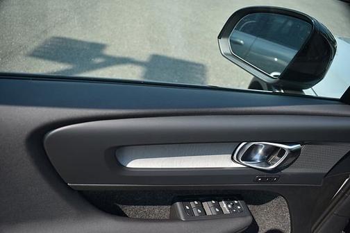 2025 Volvo XC40 Plus